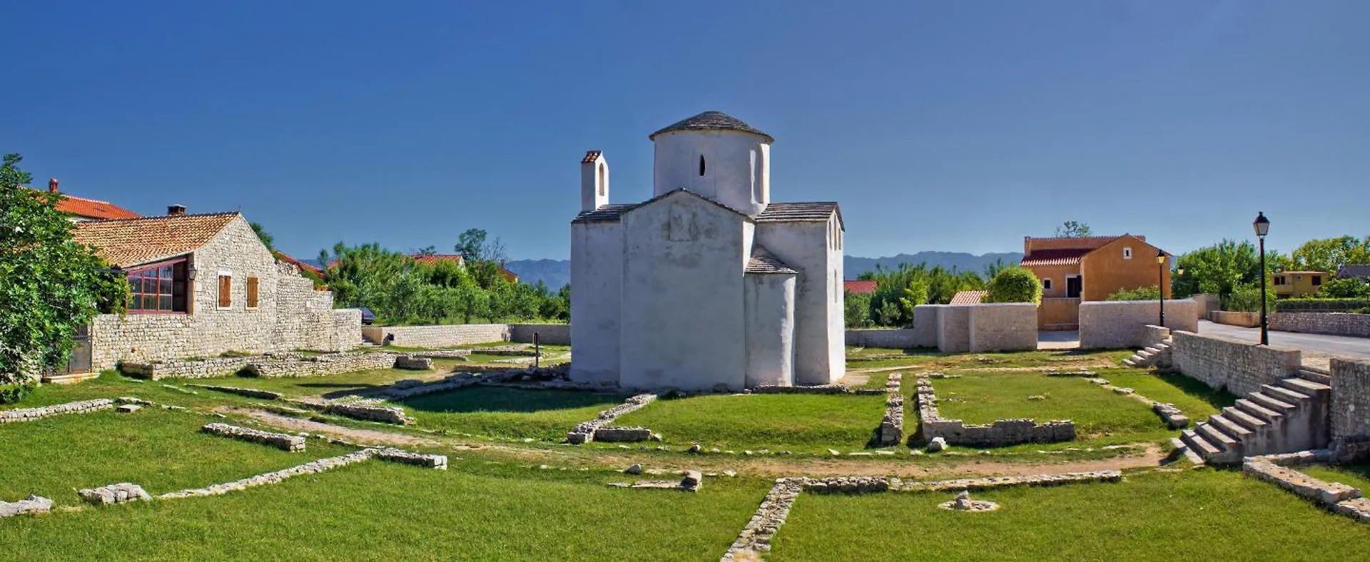 Studio Apartment In Nin With Terrace, Air Conditioning, Wi-Fi
