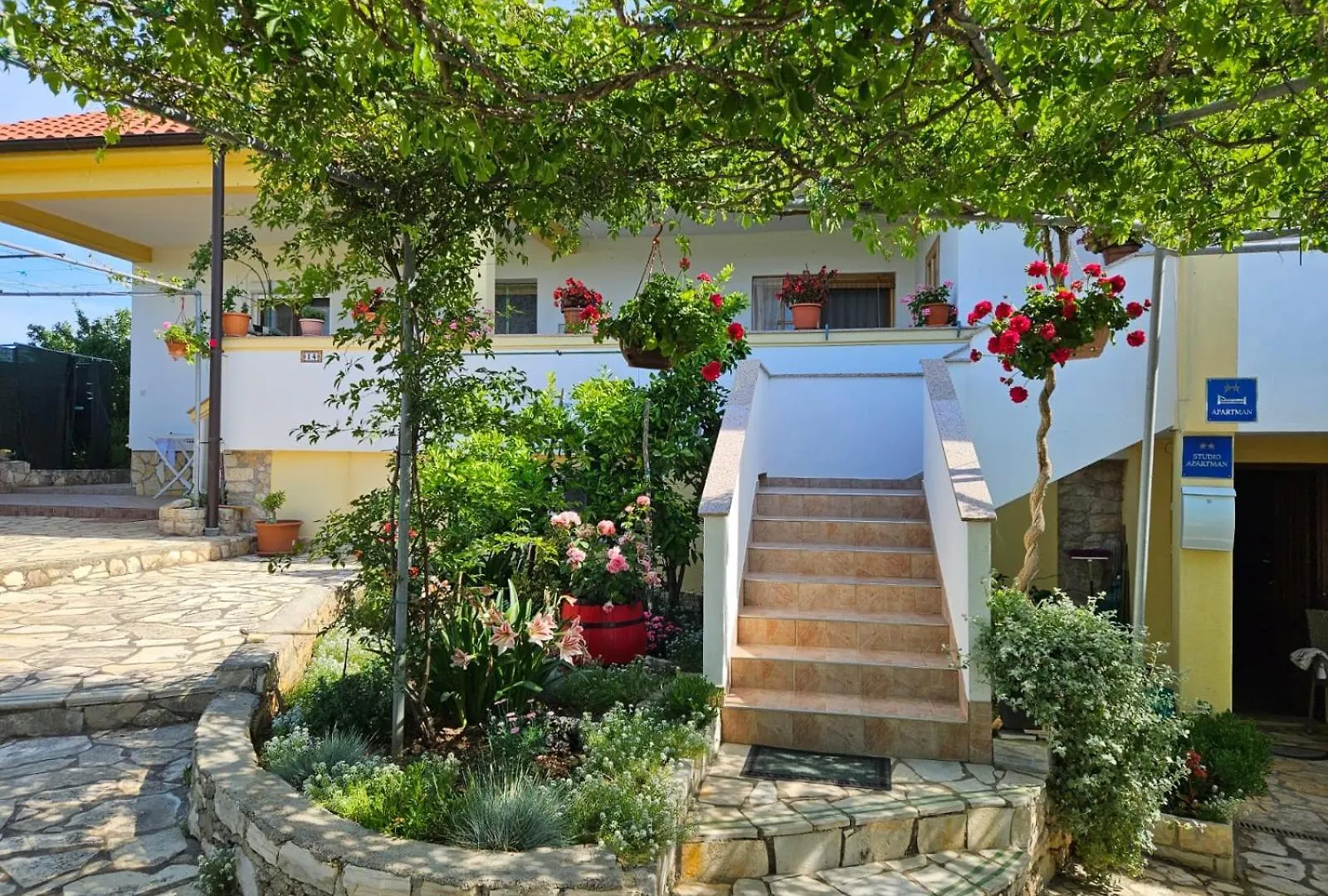 Studio Apartment In Nin With Terrace, Air Conditioning, Wi-Fi